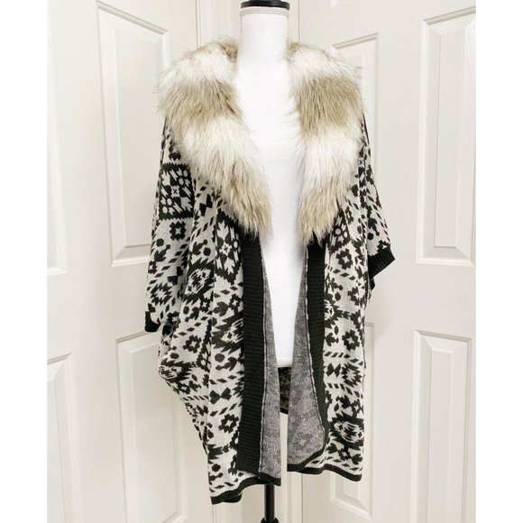 Skies are blue Faux Fur Wrap Cape Aztec Print Cardigan M/L - Picture 1 of 5